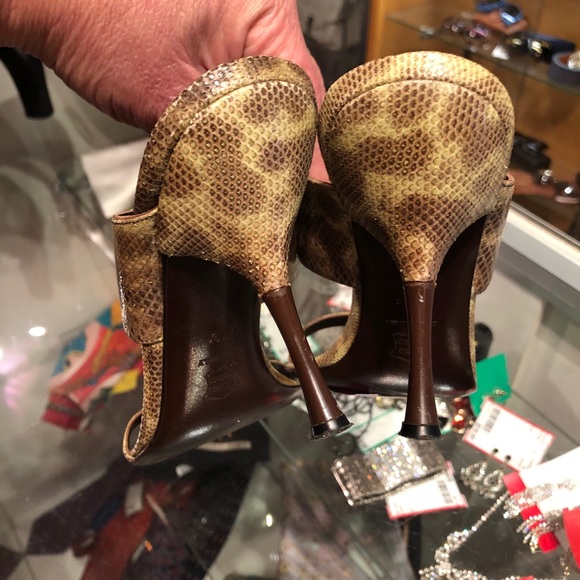 🤩Moschino🤩 Good condition with heel tips. - Picture 7 of 12